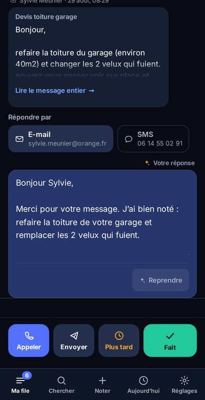 Le détail d’une demande : le choix du canal — e-mail ou SMS — la réponse déjà écrite, et un bouton Reprendre pour la retoucher.
